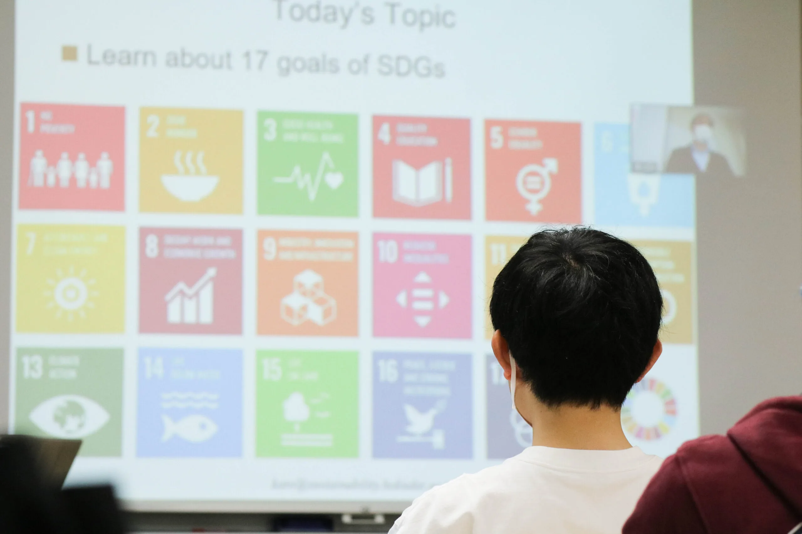 Una persona mirando una presentación sobre los 17 Objetivos de Desarrollo Sostenible (ODS).